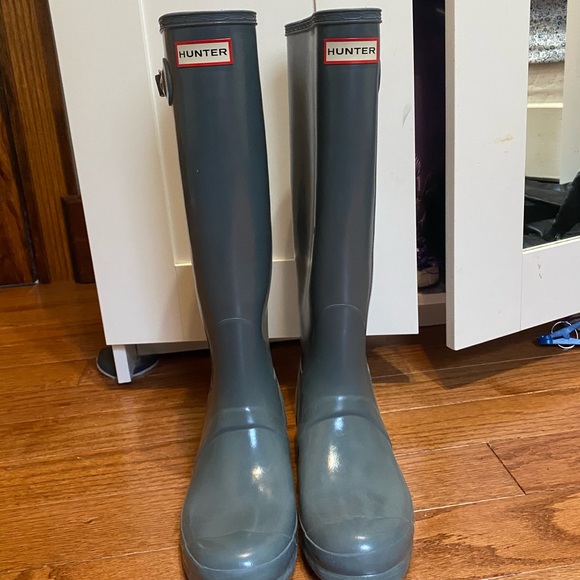 Gray women’s Hunter boots - Picture 2 of 4